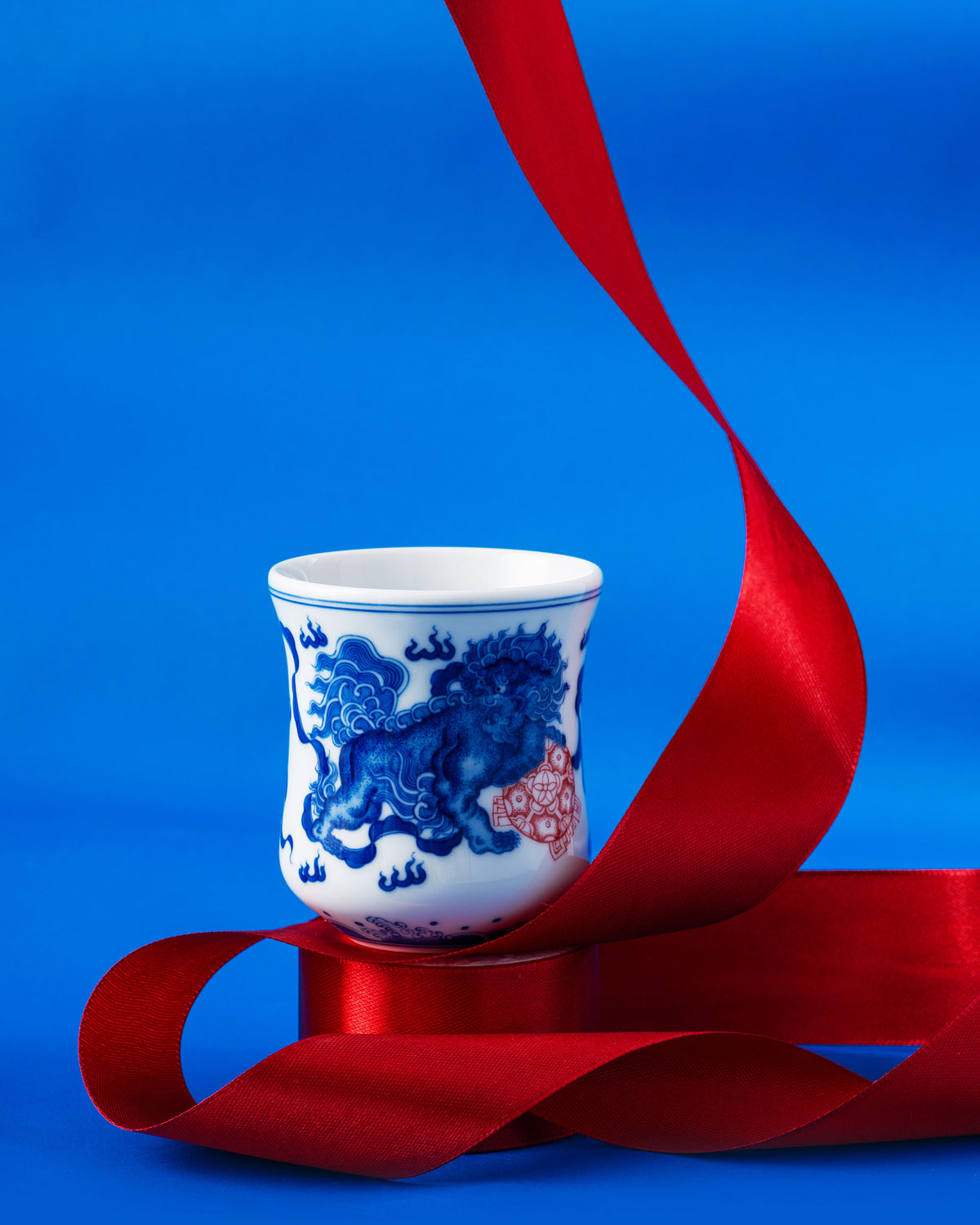 CCCLAY Lion Dance Hand-Painted Qinghua & Iron-Red Enamel – Medium Sensory Coffee Cup