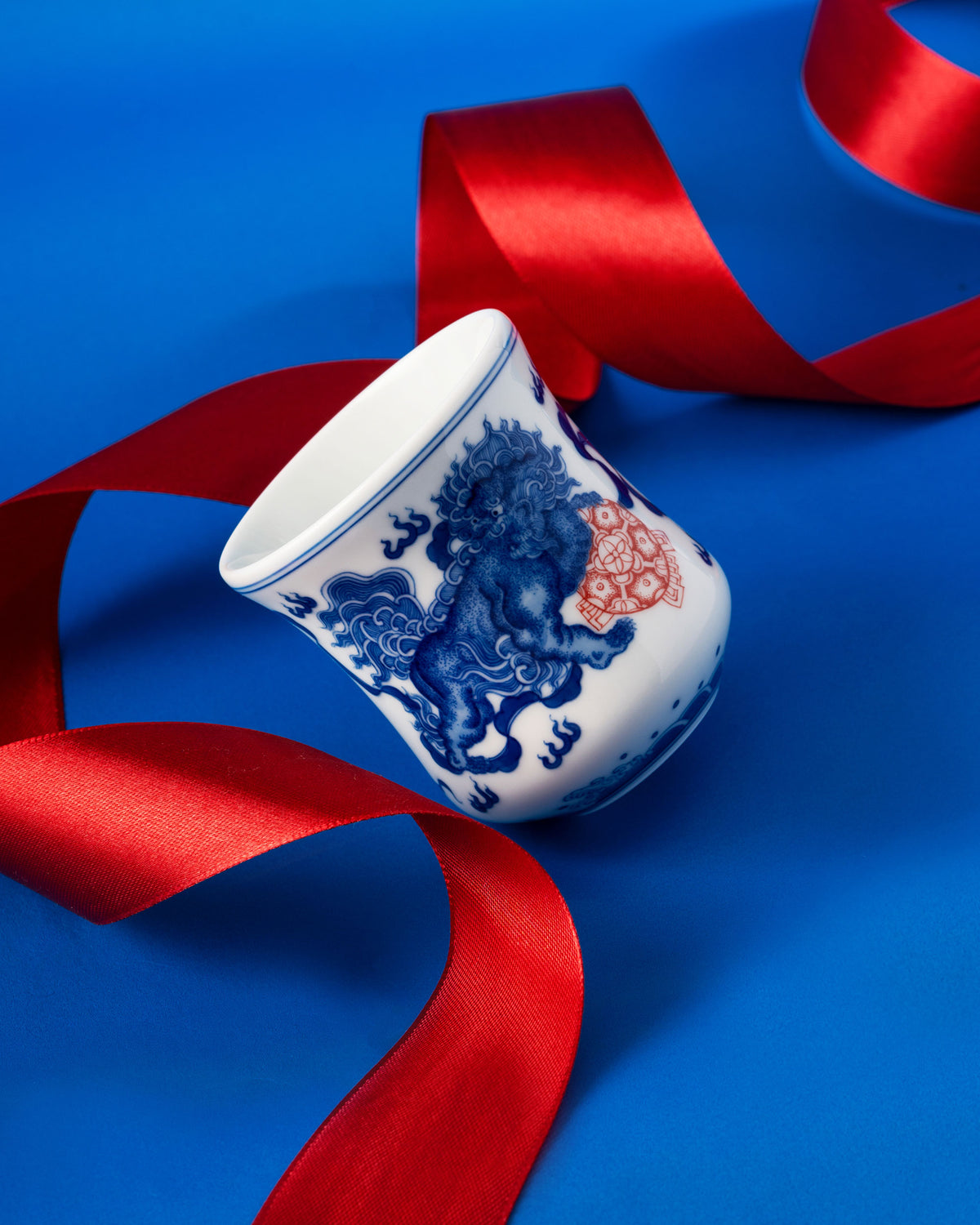 CCCLAY Lion Dance Hand-Painted Qinghua & Iron-Red Enamel – Medium Sensory Coffee Cup